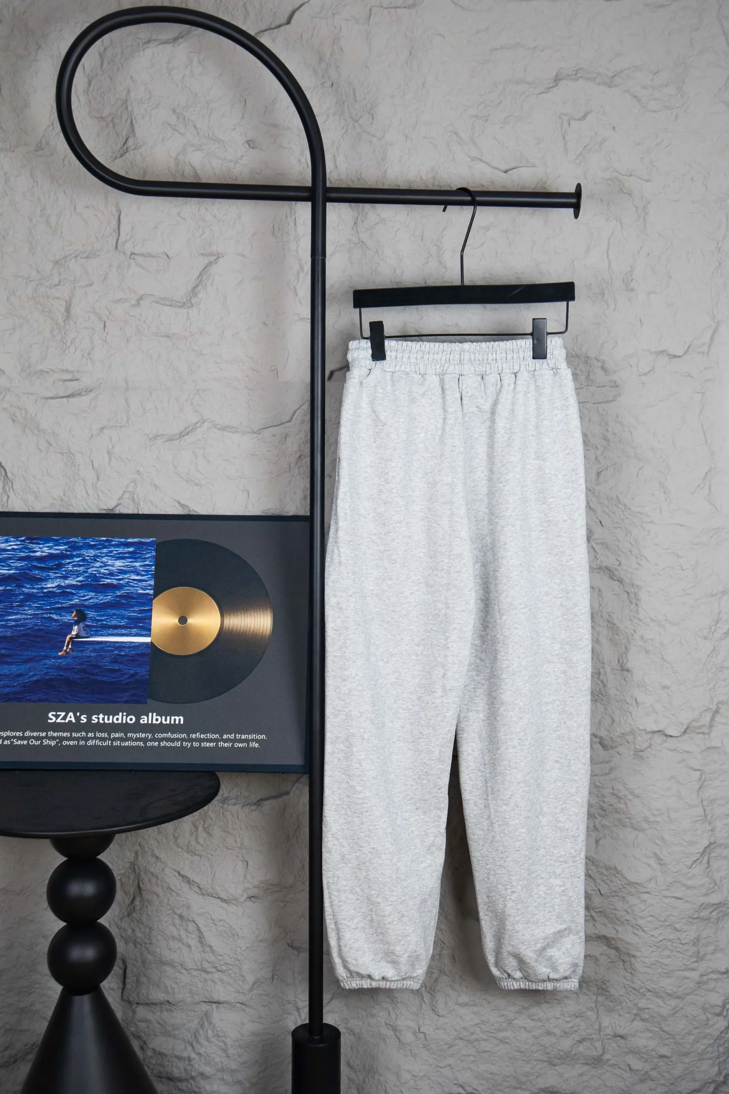 🅿️200 Style No.: M211 Ralph Lauren Ralph Lauren suit sweatpants. Pure cotton treated with anti-static technology. Does not stain dust and has no loose hair. The elastic waist is used with a drawstring. Very body-friendly. The cotton is comfortable and soft. The upper body is casual and free. Regular beveled double pockets on both sides. The white brand logo on the left trouser leg collides with the black of the trousers. Although it is small, it is quite recognizable. The brand adds a young and fashionable atmosphere to the original sense of luxury. It can be called a cold-proof weapon. A simple base layer is enough to resist the severe cold, making it more fluffy and warm. Color: Gray, Black, Navy SIZE: S-XL